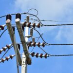 Transformador a óleo instalado em poste de rede elétrica em ambiente externo