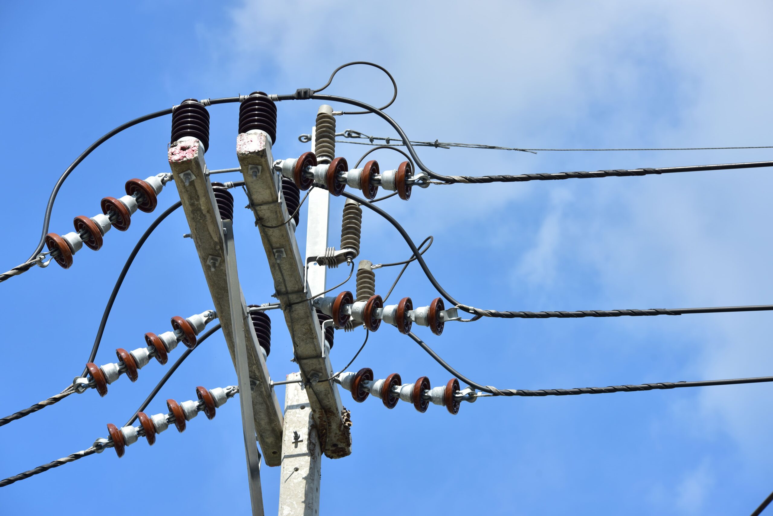 Transformador a óleo instalado em poste de rede elétrica em ambiente externo
