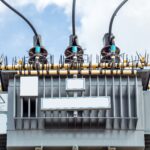 Transformador elétrico utilizado para ajuste de tensão em sistemas de transmissão e distribuição de energia