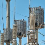 Transformador trifásico instalado em rede elétrica para distribuição de energia em sistemas industriais